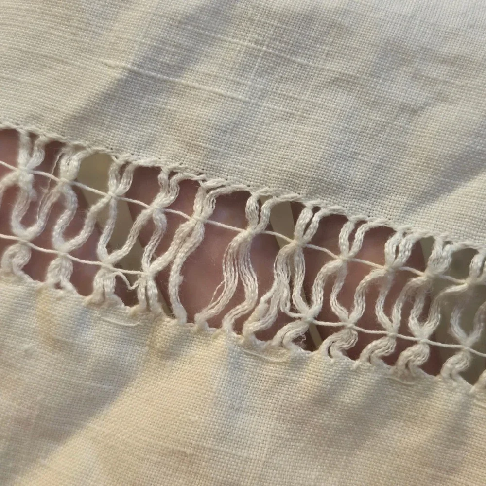 Off‎ White Linen Hand Embroidered Crochet Lace Bedspread Victorian Clover Vtg